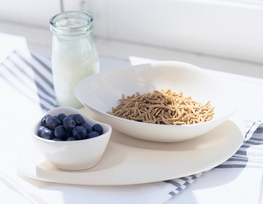 An anti-inflammatory breakfast of oats and berries